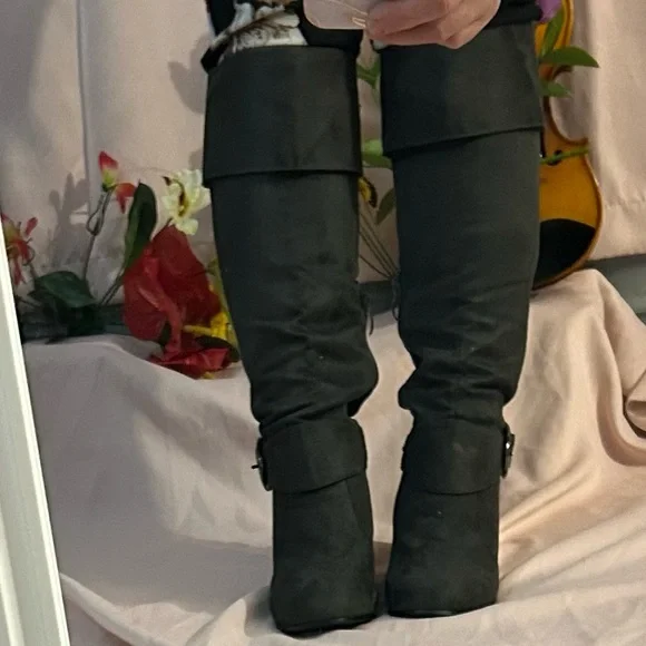 Woman’s knee high grey boots - Picture 7 of 15